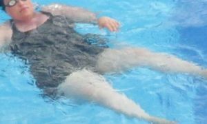 Mature plumper phat ass white girl in swimsuit swimming in pool