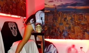 Perreo dancing with Karol g in my first live, watch the end if you want to cum face a y b