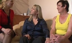 die Sextherpeutin hilt two notgeilen Berliner Lesben