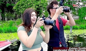 Alterer Herr Gibt Sich Als Fotograf Aus Und Schleppt Frau Ab