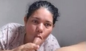 Linda esposa mamando rico