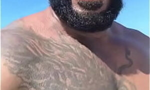 Moreno tatuado muda seu corpo para fazer sucesso no xvideos no rio de janeiro, Copacabana no show da lady gaga ele fez sucesso.