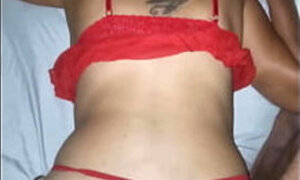 Sexy madrastra en lencería roja abre su culo para que su hijastro lo llene de semen mientras su marido ve televisión en la sala&period; Casi nos