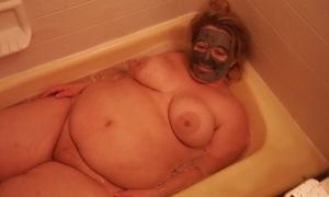 Plumper gets jizm mask in bath