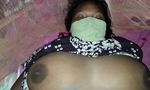 Soye hue bhabhi ko uthakar gand chudai ki