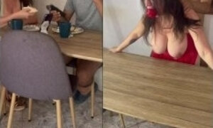 Me cojo a mi madrastra en el comedor grita y se viene madura caliente sola en casa tetona pide más