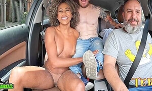 Mulata Carioca Apronta E Chupa Os Peitos De Uma Mulher Na Rua Durante A Carona 22 Min