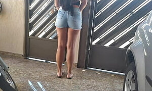 Vizinha gostosa de shortinho jeans trepando com o marido da vizinha