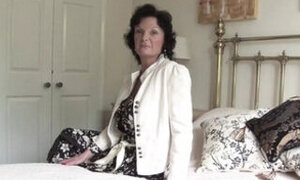 Mature with big boobs is pleasing herself