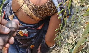 Indian desi village wife ko bhaiya ne ganv ke khet me patni ko chudai kiya.dehat jungal me husband wife ki sexy hindi video