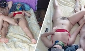 Lecke die saftige Muschi der Frau bis zum Orgasmus.