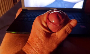 Peter the permanent of a "NEVER INSIDE" flat jerks off to his Viseo !