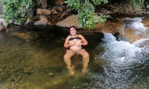 Penelope Olsen: Exhibitionism and masturbation outdoors in the public river during a walk (100% real amateur)