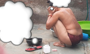 The elder sister-in-law's elder sister is home in the village, she is taking a bath in the bathroom, opening the red color underwear, the sister 