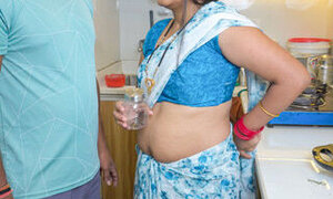 Sperm Donate- Neighbor aunty took out sperm from my Lund in a box for her daughter-in-law, She gave me sexy Blowjob in Saree.