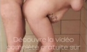 Sexy brune BBW se fait prendre sous la douche et jouit fort (MILF BIG ASS BIG BOOBS)