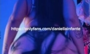 DANIELLA LE HACE SHOW PRIVADO A SU VECINO MIENTRAS LA MIRA POR LA VENTANA