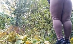 MILF in leggings pissing in autumn park