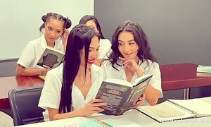 La Profesora Estaba Dando Clases Y Termina Follando A Todas Sus Estudiantes En Una Orgia