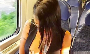 Milf vogliosa in treno